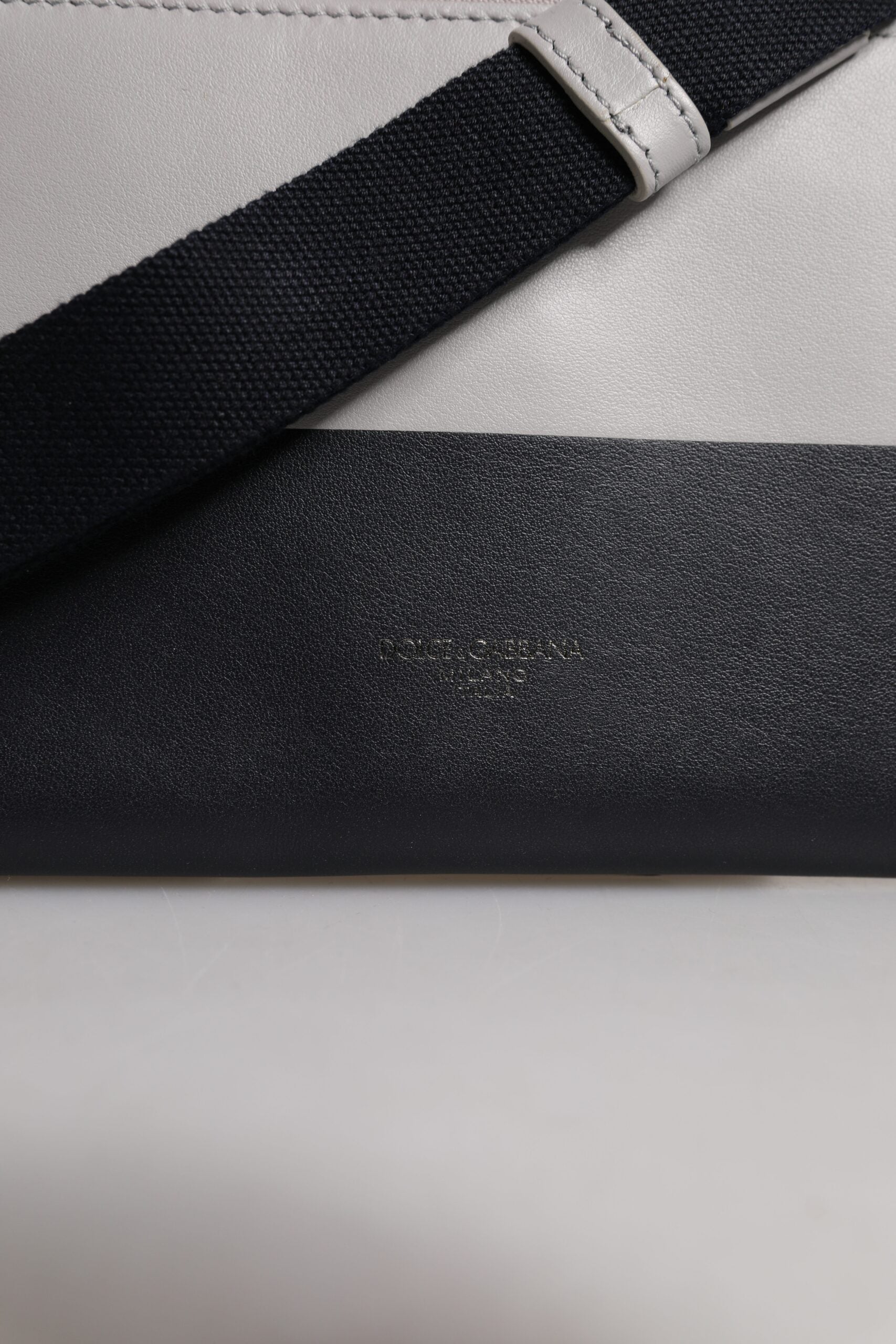 Dolce & Gabbana Zwart Witte Leren Crossbody Tas met Logo in Reliëf