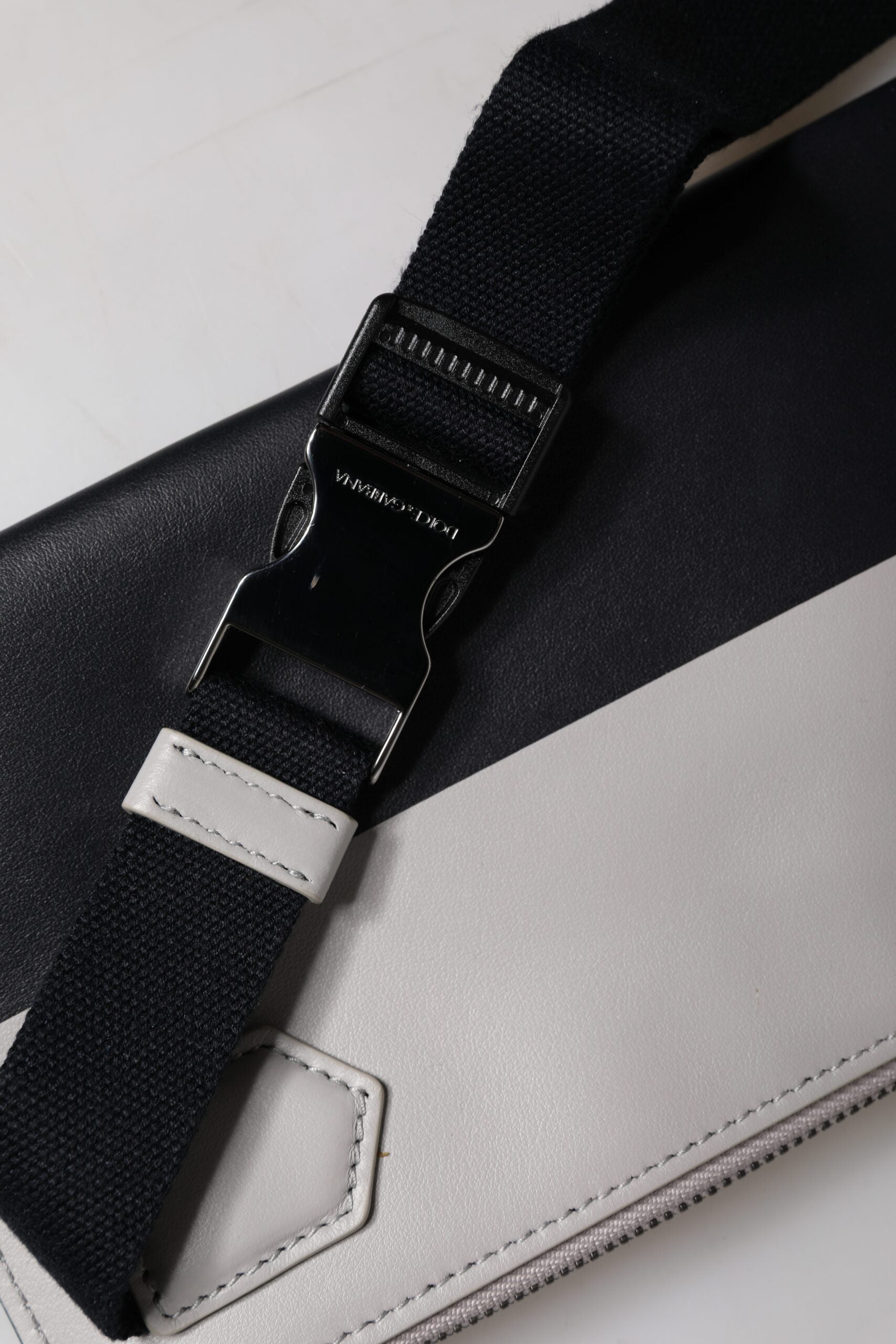 Dolce & Gabbana Zwart Witte Leren Crossbody Tas met Logo in Reliëf