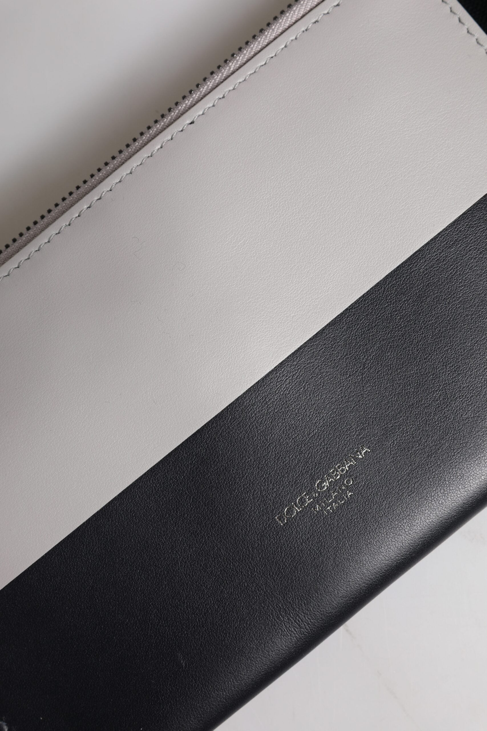 Dolce & Gabbana Zwart Witte Leren Crossbody Tas met Logo in Reliëf