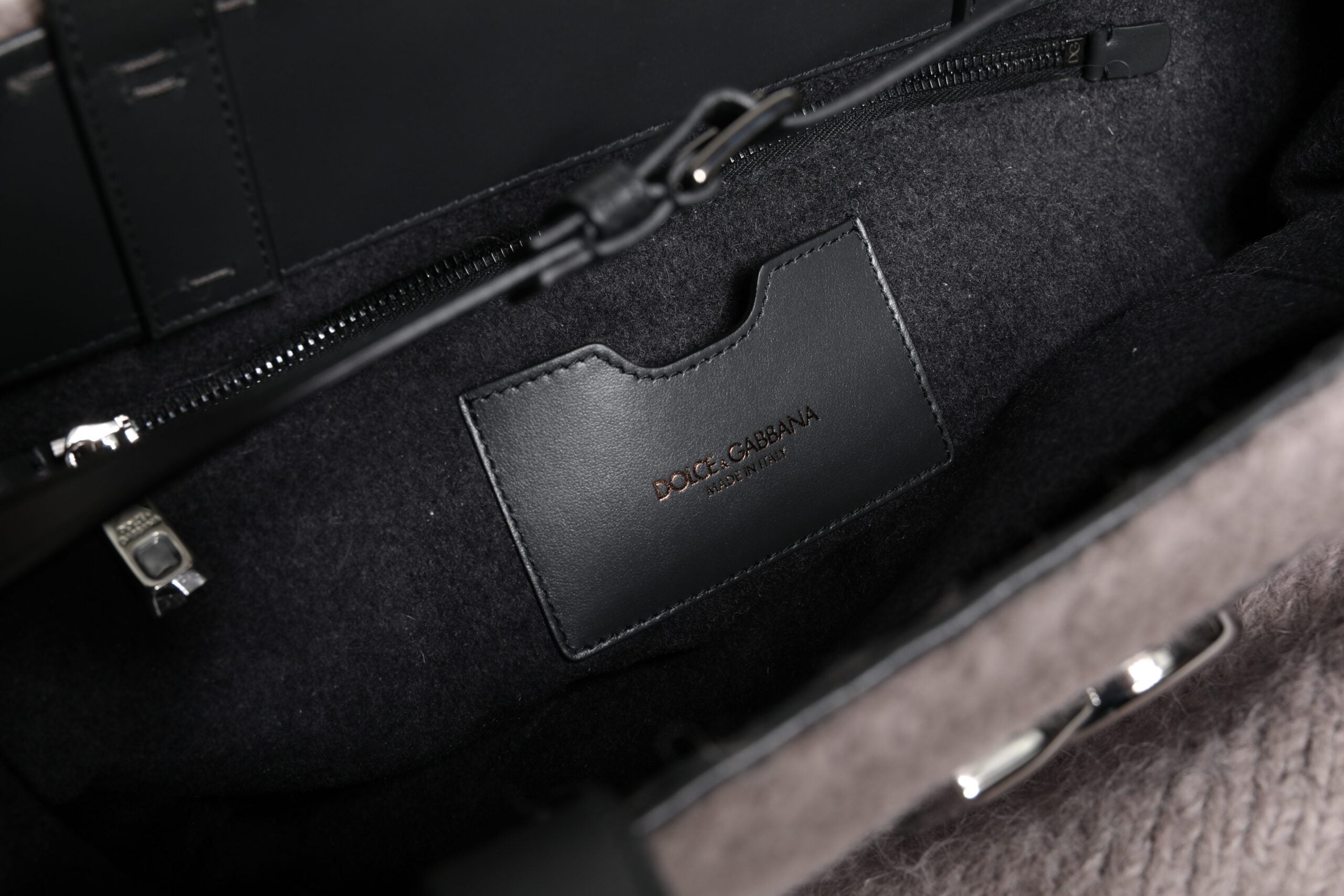 Dolce & Gabbana Grijze Alpaca Wol Schoudertas met Logo Plaat
