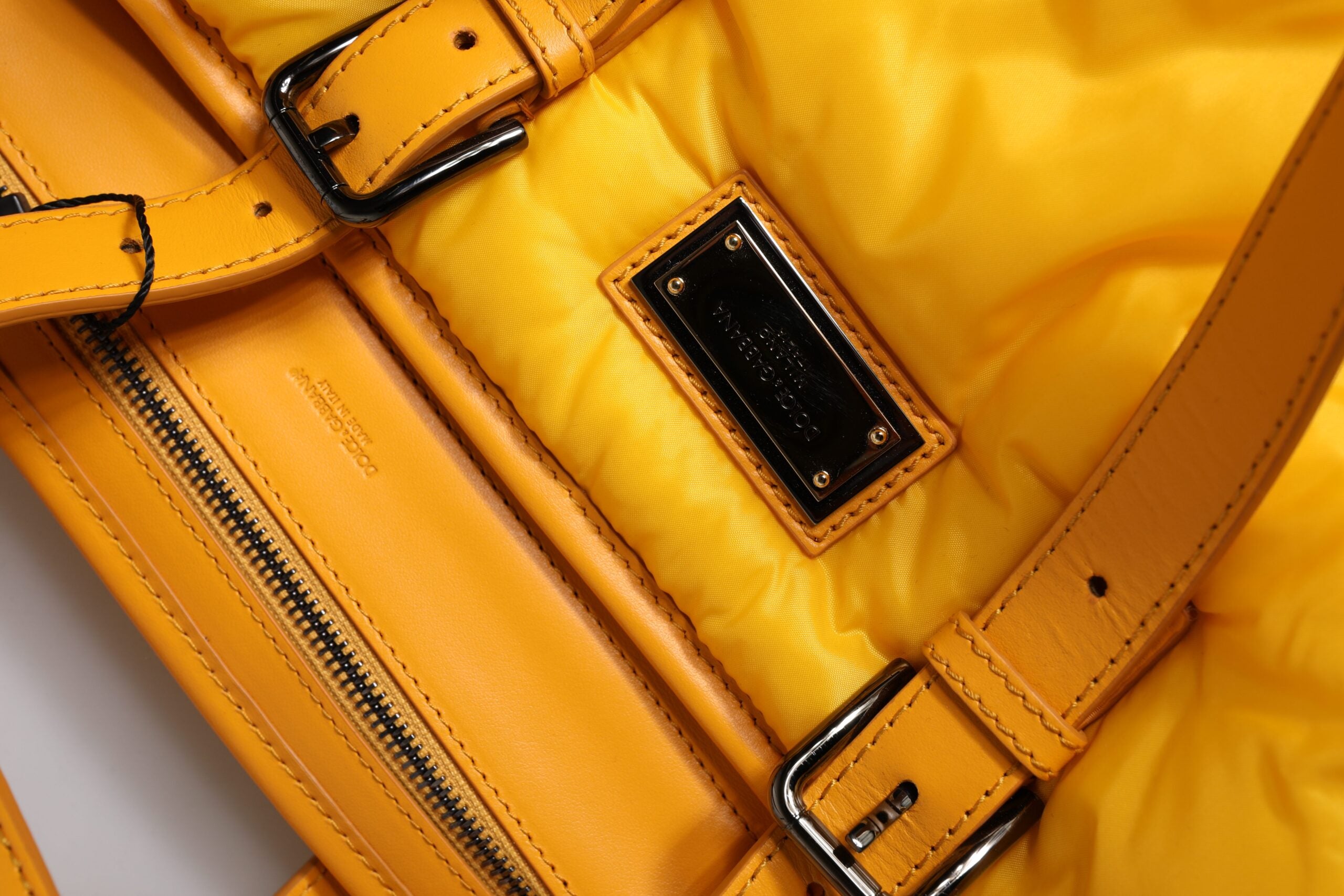 Dolce & Gabbana Gele Oranje Nylon Logo Plaque Hand Schouder Duffel Tas