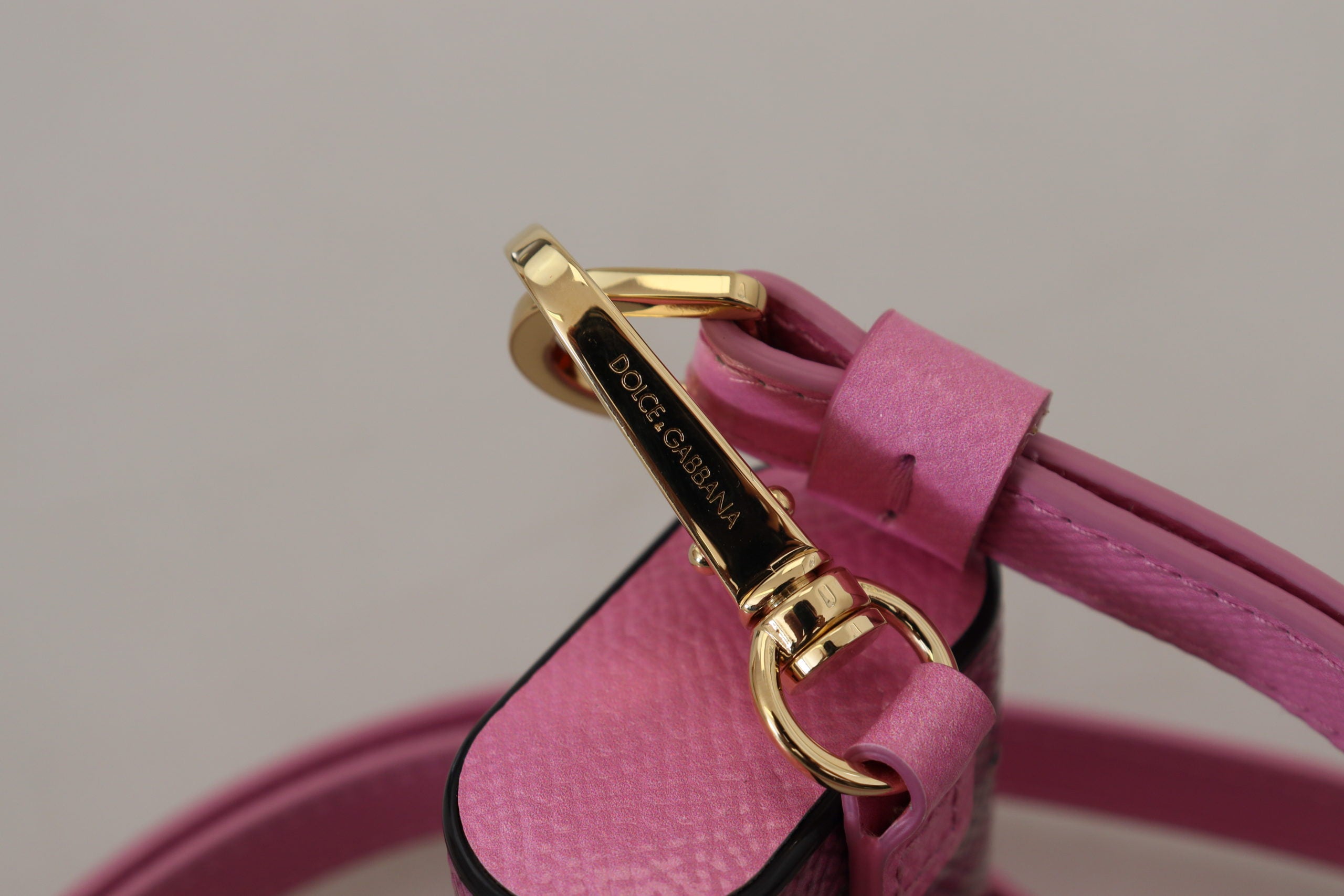 Dolce & Gabbana Roze Zwart Lederen Band Gouden Metalen Logo Airpods Hoesje