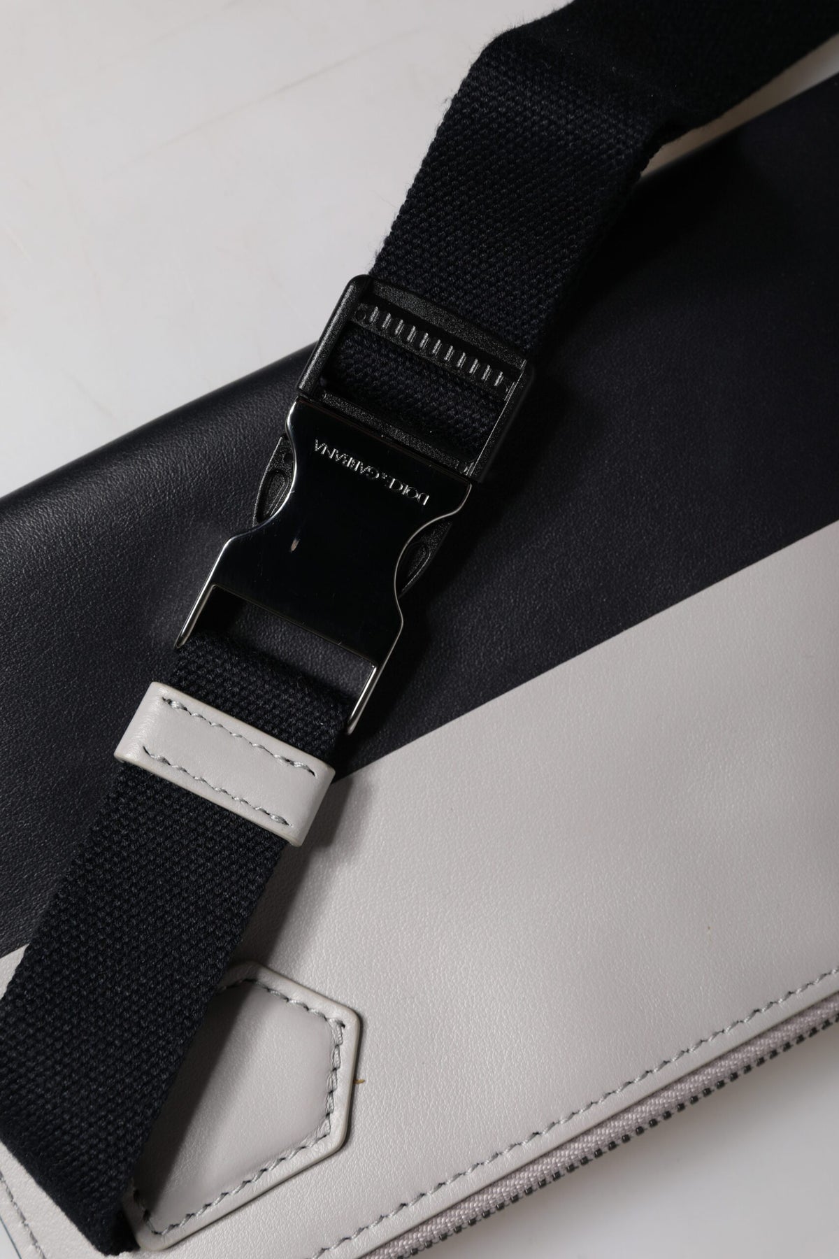 Dolce & Gabbana Zwart Witte Leren Crossbody Tas met Logo in Reliëf