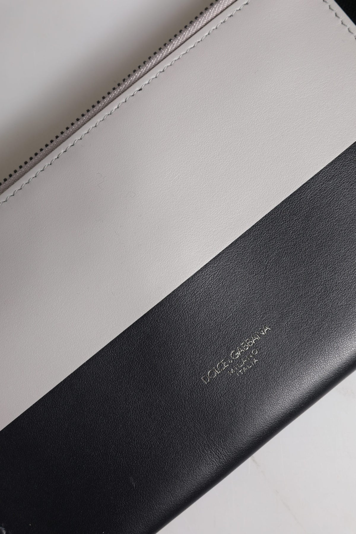 Dolce & Gabbana Zwart Witte Leren Crossbody Tas met Logo in Reliëf