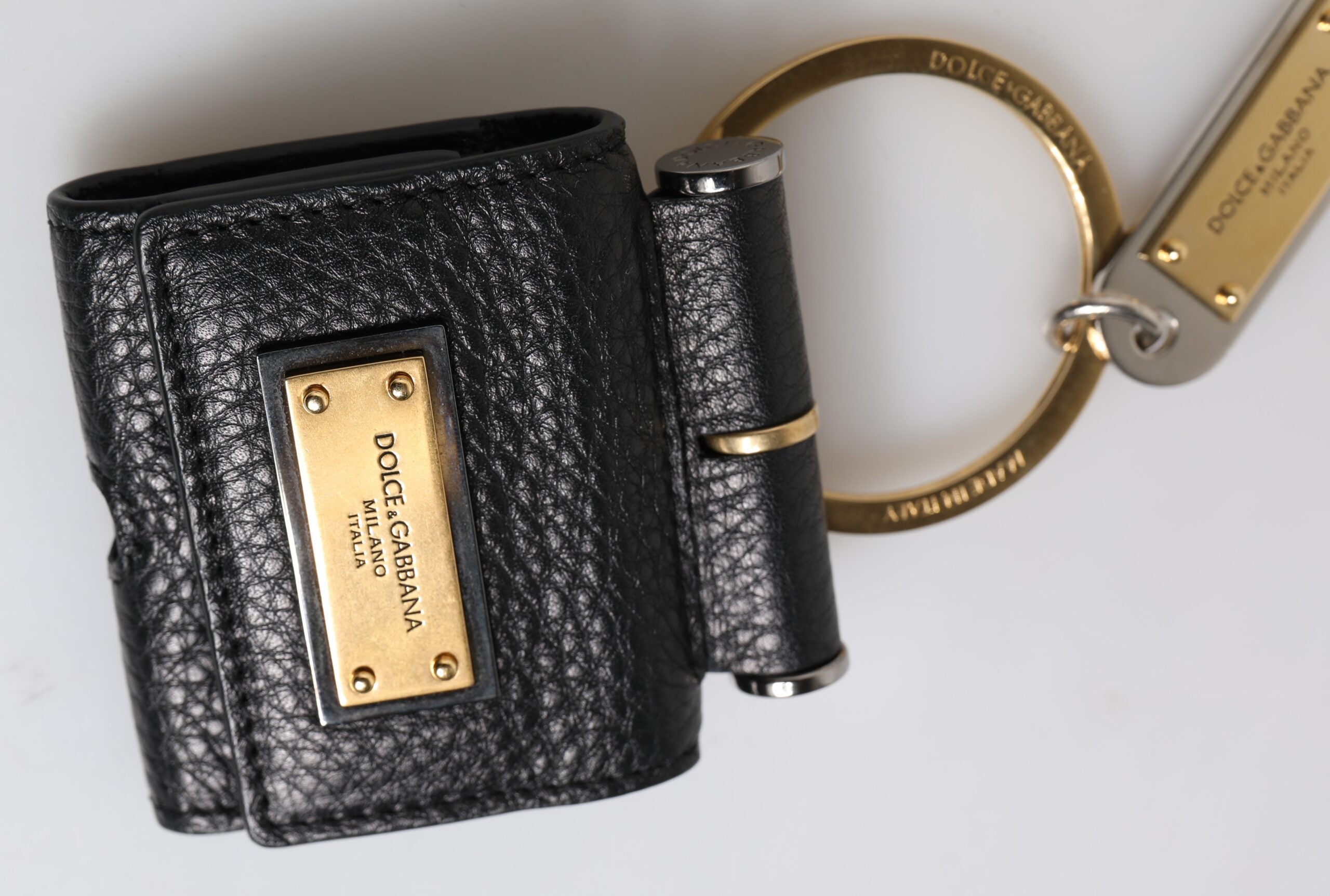 Dolce & Gabbana Zwartleren bandje met gouden metalen logo-plaatje Airpods hoesje