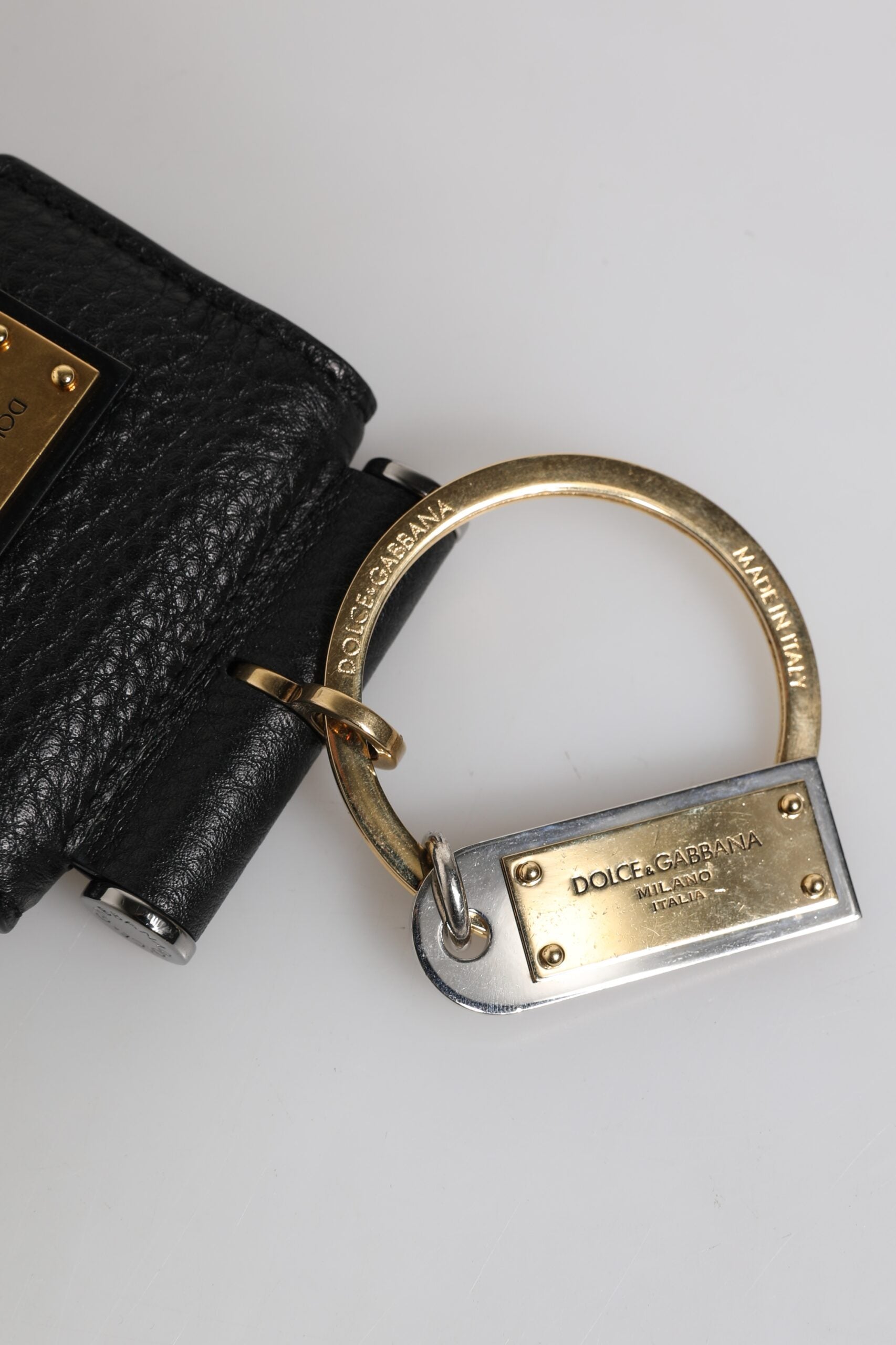 Dolce & Gabbana Zwartleren bandje met gouden metalen logo-plaatje Airpods hoesje